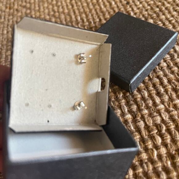 Green earrings with rhinestones new in the box - Picture 5 of 9